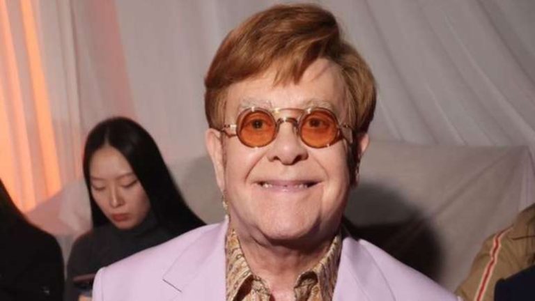 2125630782-elton-john-revela-estar-cego-de-um-olho-apos-grave-problema-de-saude-nao-consigo